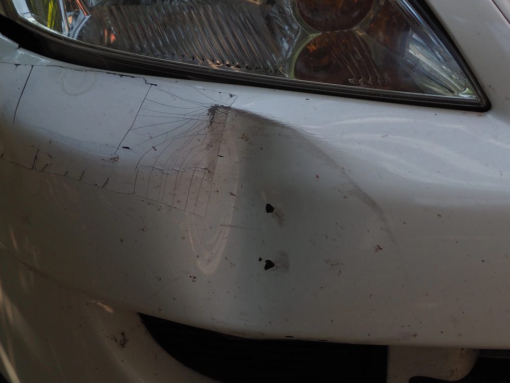 Heckstoßfänger mit kleinem Kratzer nach einem Auffahrunfall, Nahaufnahme